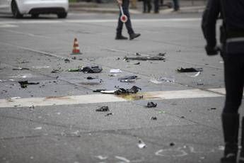 Scontro tra auto e moto a Milano nella notte, morto un 21enne