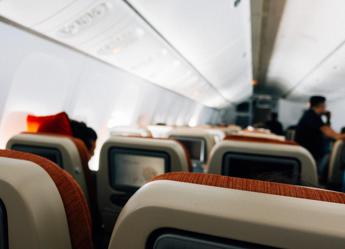 Il comandante si sente male e aereo deve atterrare d'emergenza: "Non riesce a pilotare" Il comandante si sente male e aereo deve atterrare d'emergenza: "Non riesce a pilotare"
