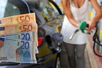 Benzina e diesel, prezzo continua a salire: quanto costano al litro, self e autostrada