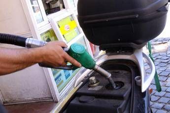 Carburante annacquato, irregolare un distributore su cinque. Pd: "Governo intervenga". Lega: "Bene controlli Gdf" Carburante annacquato, irregolare un distributore su cinque. Pd: "Governo intervenga". Lega: "Bene controlli Gdf"