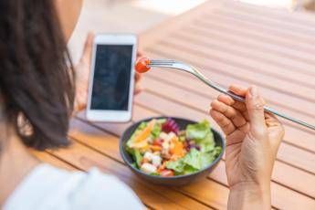 Dopo le vacanze gonfiore e intestino 'bloccato'? Gli esperti sfatano il mito detox e spiegano cosa fare Dopo le vacanze gonfiore e intestino 'bloccato'? Gli esperti sfatano il mito detox e spiegano cosa fare 