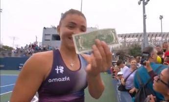 Us Open, Paolini vince e una tifosa le regala... soldi
