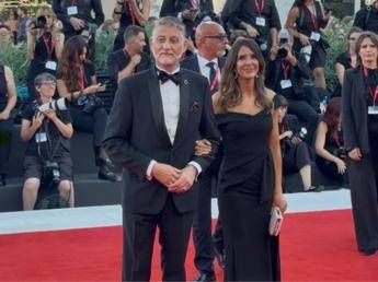 Mostra di Venezia, Giuli sul red carpet con pochette rossa e spilletta verde per la Palestina