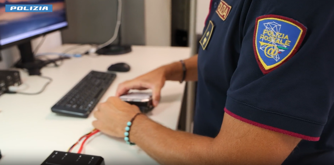 Video porno e violenti. La Polizia sgomina una vasta rete di scambio e distribuzione: cinque arresti e cinque denunce