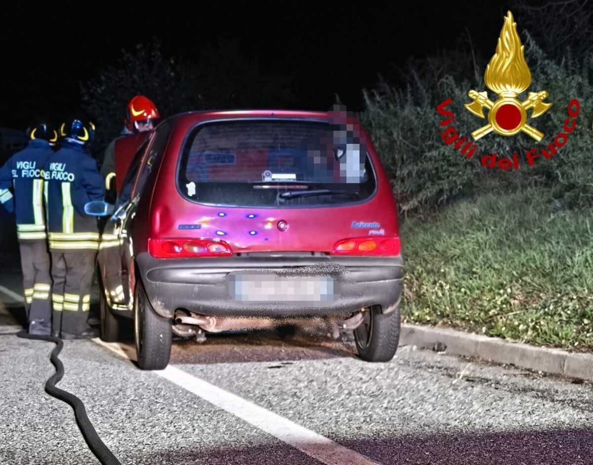 Alice Castello, auto a fuoco: operazioni di spegnimento in serata