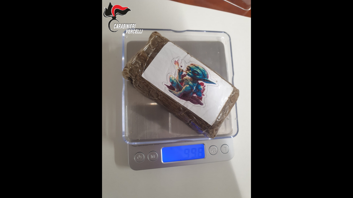 Hashish nascosto in un vaso: denunciata una donna nel Vercellese