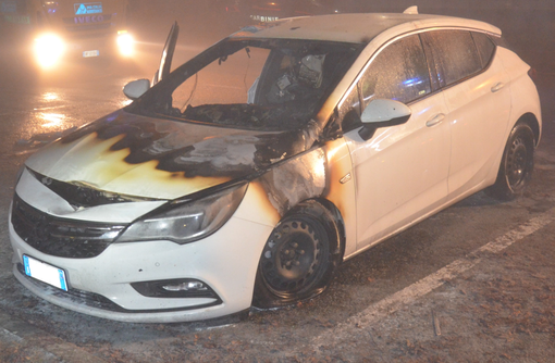 In fiamme l'auto di un maresciallo dei carabinieri: il rogo è doloso