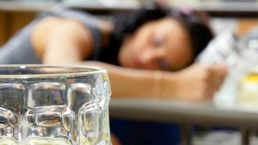 Serviva alcolici ai minorenni: denunciato dopo un malore a una ragazzina