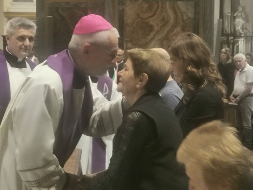 Strage di Brandizzo, l'abbraccio dell'arcivescovo ai parenti delle vittime FOTO