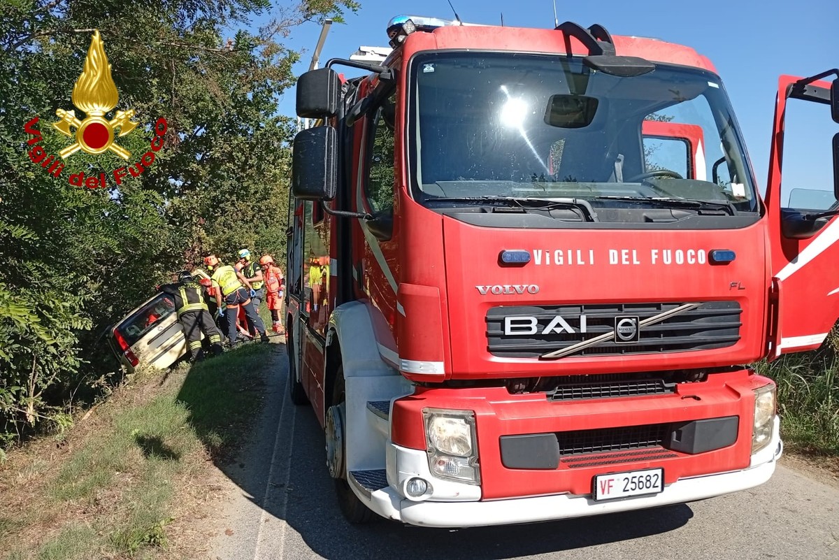 Dal Vercellese: Esce di strada con l'auto sulla SP36 a Lamporo: morto il conducente