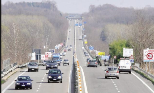 Grande paura al ritorno dalla gita a Praga: incidente sulla Torino-Milano per un bus di studenti di Chivasso Grande paura al ritorno dalla gita a Praga: incidente sulla Torino-Milano per un bus di studenti di Chivasso