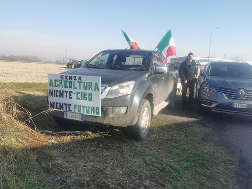 I trattori si rimettono in marcia: la protesta da Vercelli approda a Novara