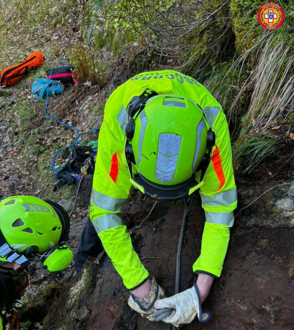 Schiacciato da un grosso masso a Valdilana, escursionista salvato con tecniche alpinistiche