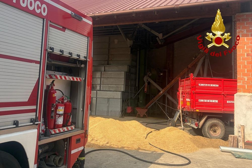 Dal Vercellese: a fuoco un essiccatoio, arrivano i Vigili del Fuoco Dal Vercellese: a fuoco un essiccatoio, arrivano i Vigili del Fuoco