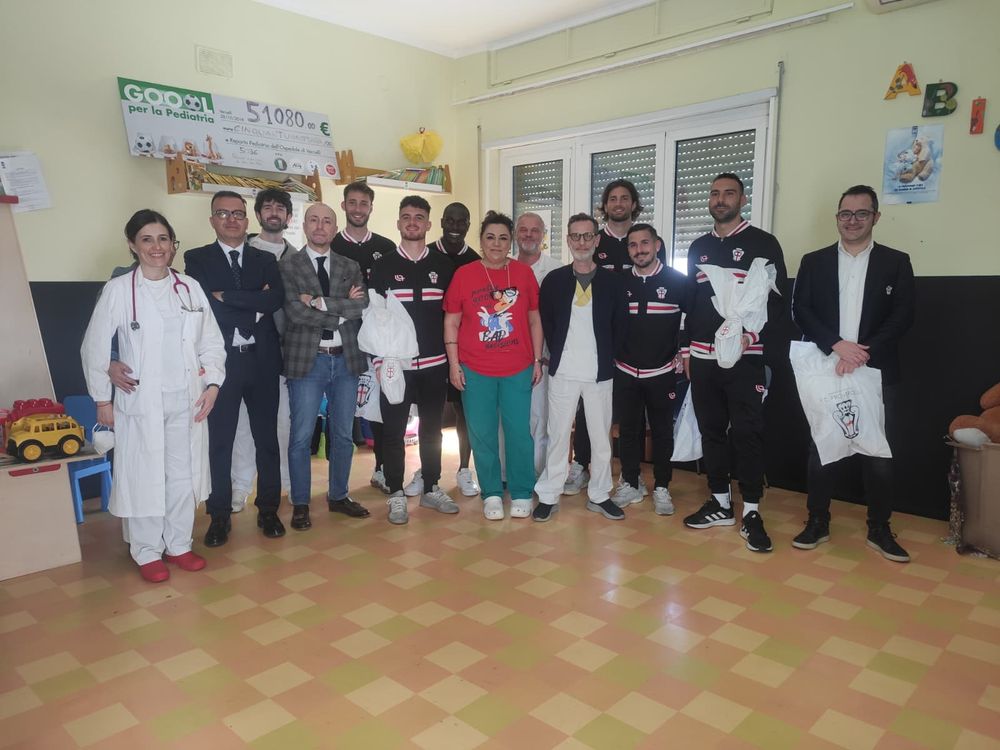 La Pro Vercelli in Pediatria al Sant’Andrea: uova di Pasqua e sorrisi per i piccoli pazienti La Pro Vercelli in Pediatria al Sant’Andrea: uova di Pasqua e sorrisi per i piccoli pazienti