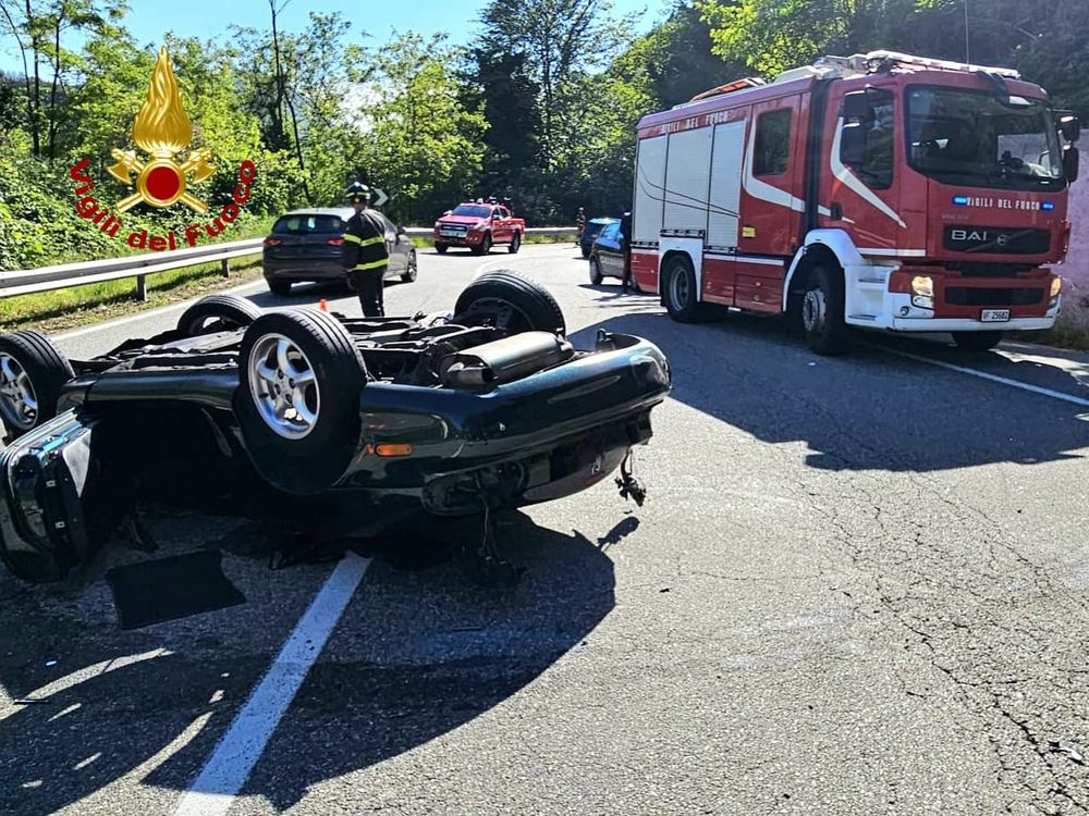 Auto si ribalta sulla Cremosina a Valduggia: due feriti
