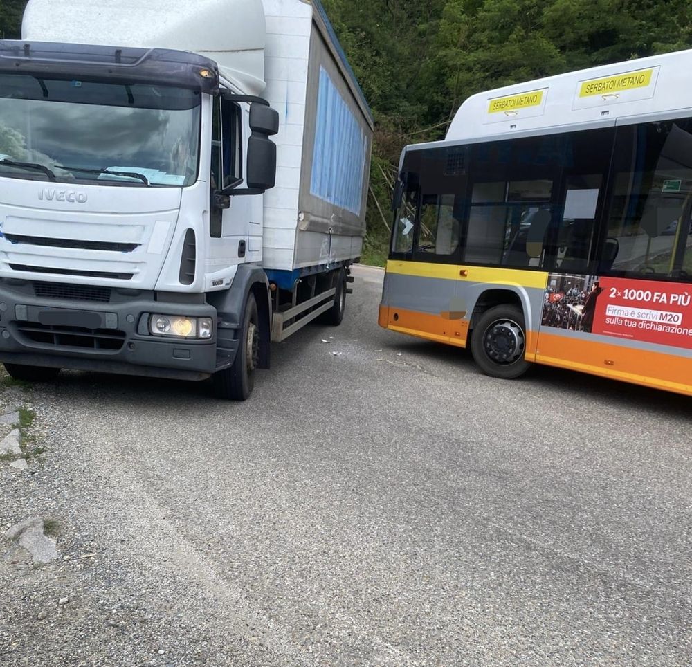 Code e rallentamenti al traffico a Valdilana per un scontro tra pullman e camion FOTO