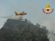 Cravagliana, proseguono le operazioni di spegnimento dell'incendio