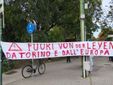 La Polizia in assetto antisommossa blocca l'accesso alle Ogr: tensione altissima