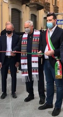 Don Ezio Caretti con il sindaco Paolo Tiramani