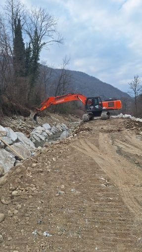 Doccio, in corso i lavori per la nuova scogliera sul Sesia: investimento da 300mila euro per la sicurezza