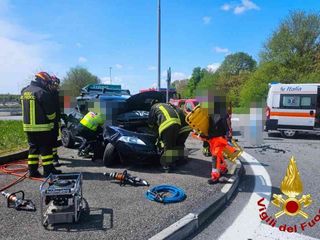 Scontro tra due auto all'imbocco del casello di Carisio, una persona estratta dalle lamiere Scontro tra due auto all'imbocco del casello di Carisio, una persona estratta dalle lamiere