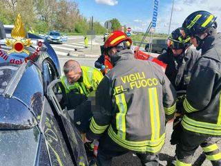 Scontro tra due auto all'imbocco del casello di Carisio, una persona estratta dalle lamiere Scontro tra due auto all'imbocco del casello di Carisio, una persona estratta dalle lamiere