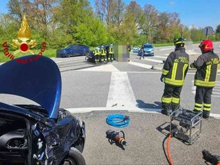 Scontro tra due auto all'imbocco del casello di Carisio, una persona estratta dalle lamiere Scontro tra due auto all'imbocco del casello di Carisio, una persona estratta dalle lamiere