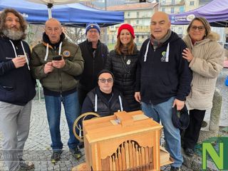 Strona, mercatino e iniziative natalizie: alberi creativi e musica per le vie del paese FOTO e VIDEO di Catia Ciccarelli per newsbiella.it Strona, mercatino e iniziative natalizie: alberi creativi e musica per le vie del paese FOTO e VIDEO di Catia Ciccarelli per newsbiella.it