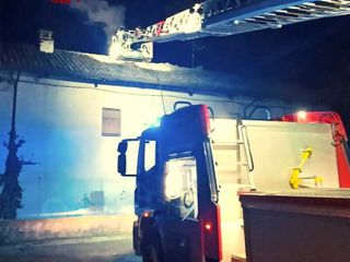 Vercelli, camino in fiamme, intervengono i Vigili del Fuoco con l'autoscala