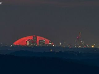 La Luna Rossa che attraversa lo skyline di Milano è nata sulle alture di Nebbiuno FOTO Valerio Minato La Luna Rossa che attraversa lo skyline di Milano è nata sulle alture di Nebbiuno FOTO Valerio Minato