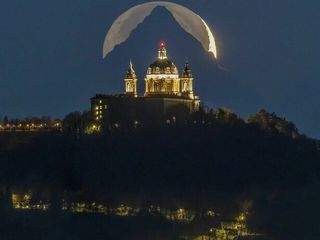La Luna Rossa che attraversa lo skyline di Milano è nata sulle alture di Nebbiuno FOTO Valerio Minato La Luna Rossa che attraversa lo skyline di Milano è nata sulle alture di Nebbiuno FOTO Valerio Minato