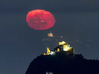 La Luna Rossa che attraversa lo skyline di Milano è nata sulle alture di Nebbiuno FOTO Valerio Minato La Luna Rossa che attraversa lo skyline di Milano è nata sulle alture di Nebbiuno FOTO Valerio Minato