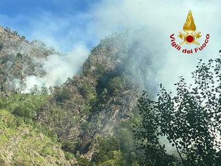 Cravagliana, proseguono le operazioni di spegnimento dell'incendio