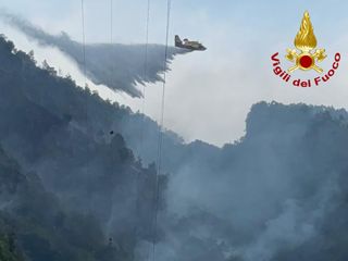 Cravagliana, proseguono le operazioni di spegnimento dell'incendio