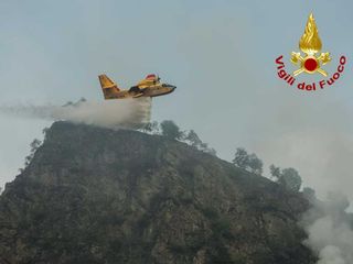 Cravagliana, proseguono le operazioni di spegnimento dell'incendio