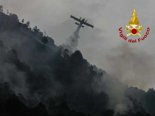 Cravagliana, proseguono le operazioni di spegnimento dell'incendio