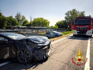 Incidente stradale sulla SP 12, intervento dei Vigili del Fuoco FOTO Incidente stradale sulla SP 12, intervento dei Vigili del Fuoco FOTO