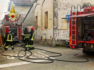 A fuoco un'abitazione abbandonata: intervengono i Vigili del Fuoco