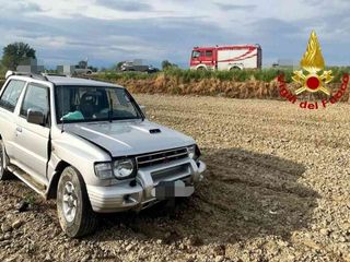 Auto fuori strada, due persone soccorse dal 118