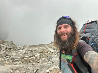 Luca Terenziani ad Alagna: il camminatore che attraversa l’Italia a piedi lungo il Sentiero Italia FOTO e VIDEO