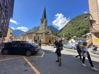 Luca Terenziani ad Alagna: il camminatore che attraversa l’Italia a piedi lungo il Sentiero Italia FOTO e VIDEO
