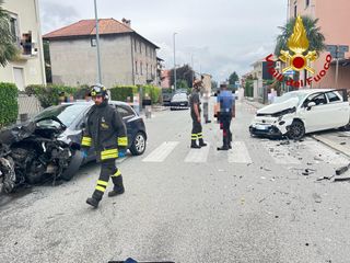 Borgosesia, due incidenti in viale Varallo: intervento dei Vigili del Fuoco e del 118