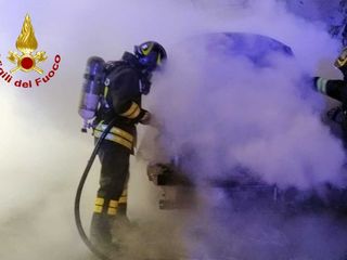 Serravalle, auto a fuoco nella notte