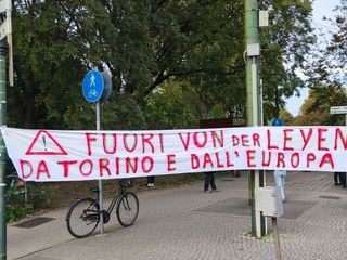La Polizia in assetto antisommossa blocca l'accesso alle Ogr: tensione altissima