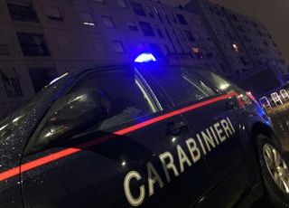 Massa, uomo trovato morto sul balcone di casa: sul corpo segni di coltellate Massa, uomo trovato morto sul balcone di casa: sul corpo segni di coltellate