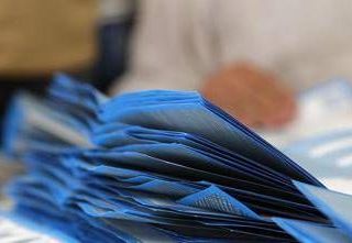 Sondaggio elezioni, centrodestra e centrosinistra quasi pari Sondaggio elezioni, centrodestra e centrosinistra quasi pari