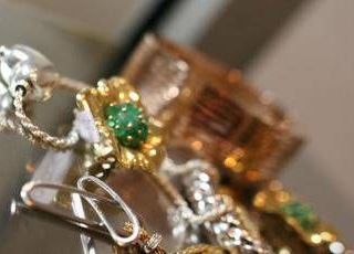 Moglie e amante? Un gioiello 'per due': ecco come gestire doppi (o tripli) regali e non farsi beccare Moglie e amante? Un gioiello 'per due': ecco come gestire doppi (o tripli) regali e non farsi beccare