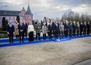 Dal summit nel castello gli obiettivi dei leader Ue per l'economia, roadmap a marzo Dal summit nel castello gli obiettivi dei leader Ue per l'economia, roadmap a marzo