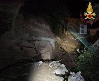 Muro di contenimento crolla su una palazzina a Formello, un morto e due feriti Muro di contenimento crolla su una palazzina a Formello, un morto e due feriti